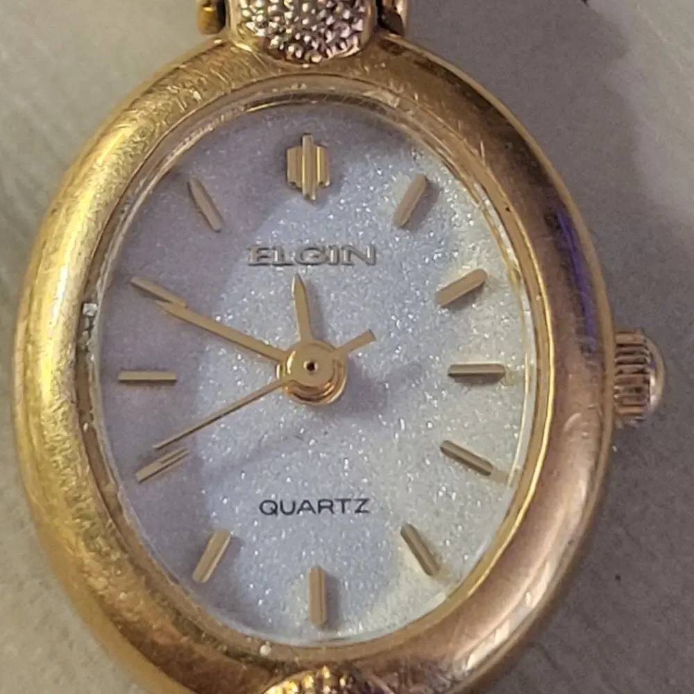 Elgin Ladies  Designer Watch Gold Tone 6 1/2 inches long‎ bracelet new battery